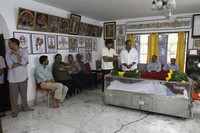Celebrities pay tributes to Bapu Photos